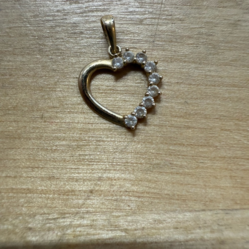 10k yellow Gold Heart Pendant with Sparkling CZ Stones .6g